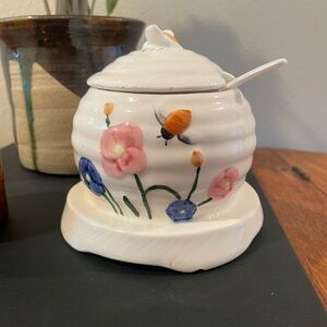 Vintage 1950s Ceramic Honey Pot – Bee Skep with Hand-Painted Flowers – Japan